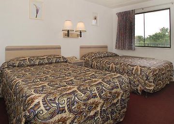 Days Inn & Suites By Wyndham Indianapolis Airport East エクステリア 写真